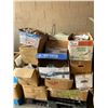 Image 1 : PALLET OF ASSORTED VINTAGE ITEMS AND HOME DECOR