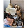 Image 2 : PALLET OF ASSORTED VINTAGE HOME DECOR ITEMS