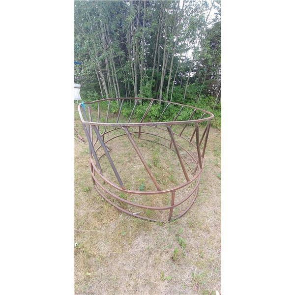 ROUND BALE FEEDER, SLIGHT DAMAGE