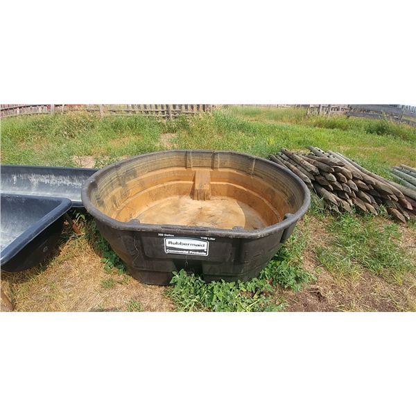 300 GAL RUBBERMAID STOCK TANK