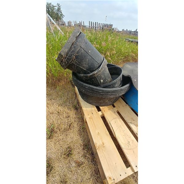 RUBBER FEED PANS 4 LARGE, 1 MED, 2 SMALL & 3 RUBBER BUCKETS