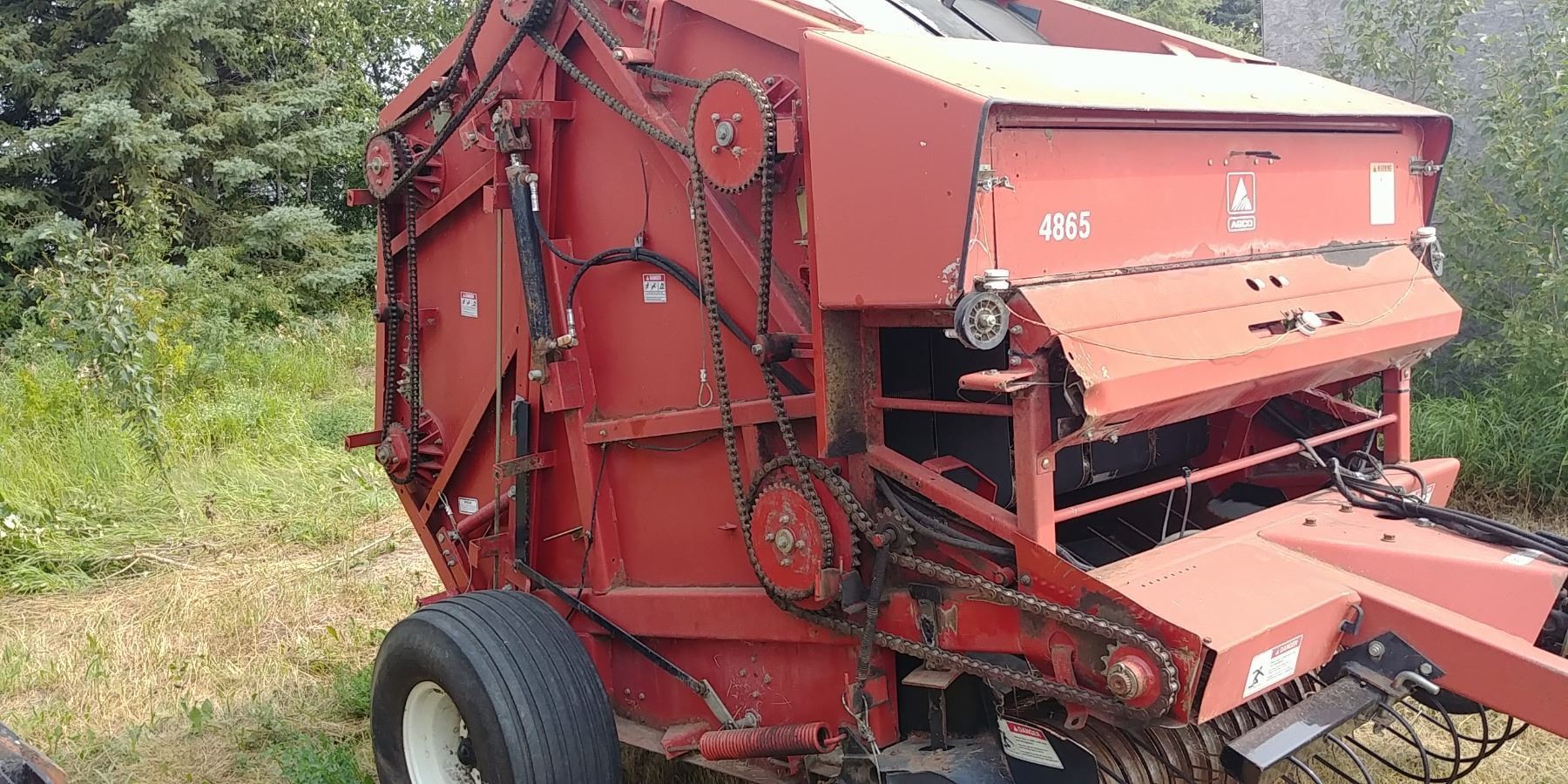 AGCO 4865 SOFT CORE 5 BELT ROUND BALER, CHAIN DRIVE AND PICK UP