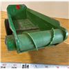 Image 5 : 12" Ertl John Deere Manure Spreader