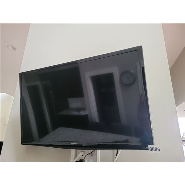 30" Samsung LED TV and Wall Mount
