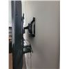 Image 3 : 50" Samsung Flatscreen LED TV with Wall Mount