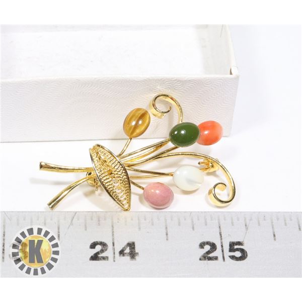ANTIQUE 1950S GOLD BROOCH WITH JADE, WHITE OPAL