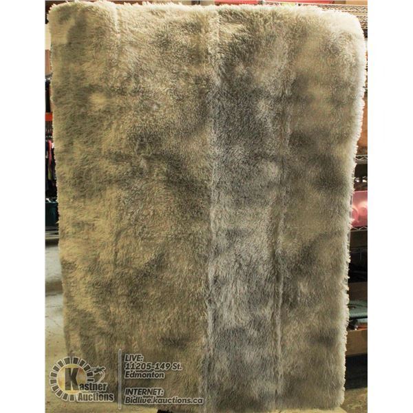 NEW SOFT LIGHT GREY AREA RUG, 4' X 5.5'