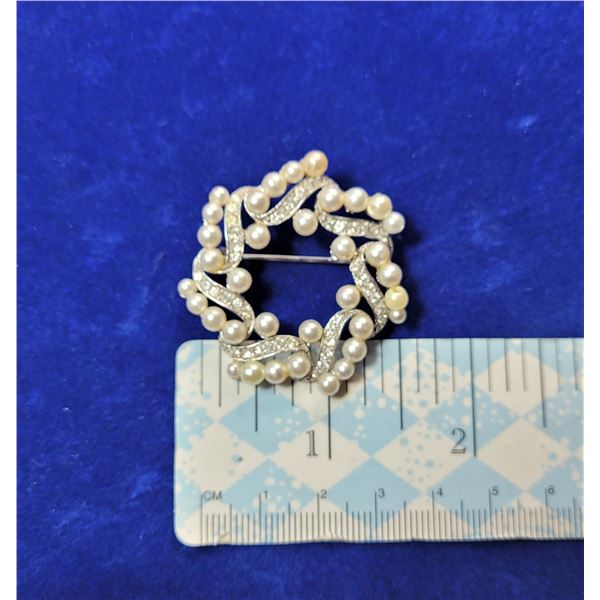 9)  VINTAGE PEARL AND CLEAR RHINESTONE BROOCH