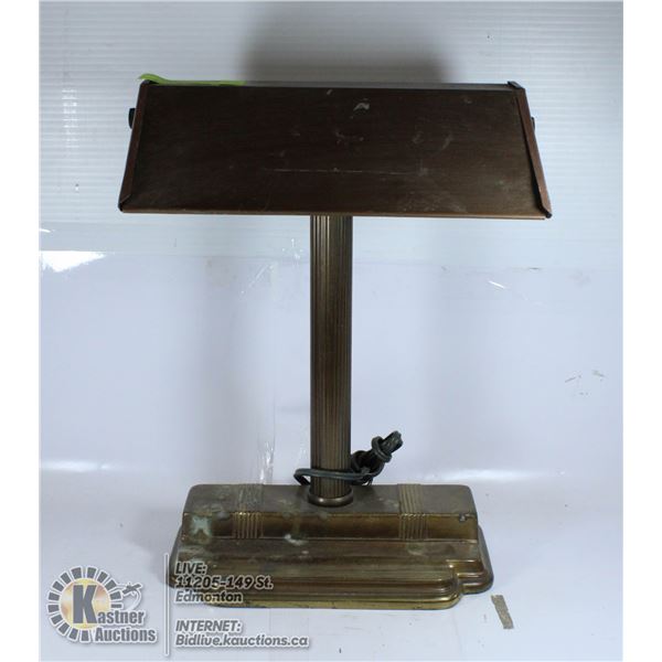 UNCLAIMED METAL DESK LAMP