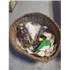 Image 1 : WILLOW BASKET W/ LINENS DOILLIES& POTPURRI MASON
