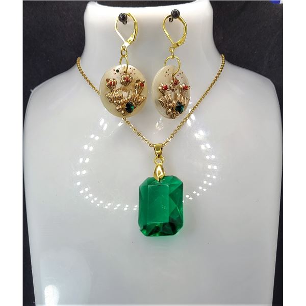 15)  GOLD TONE WITH EMERALD CUT GREEN CRYSTAL