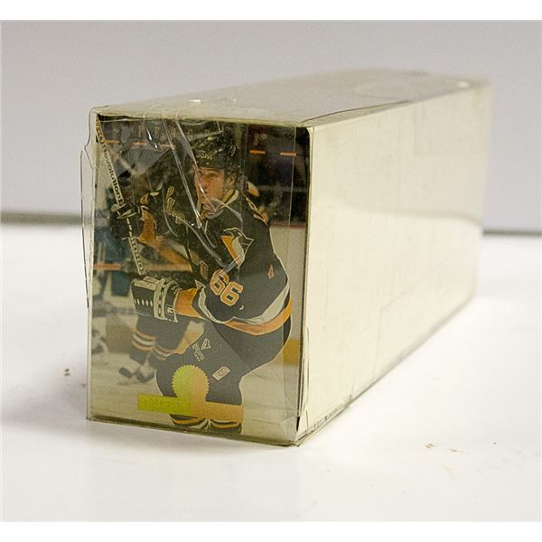 FULL SET 550 HOCKEY CARDS.