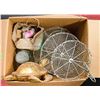 Image 1 : BOX OF ASSORTED HOME DECOR ITEMS