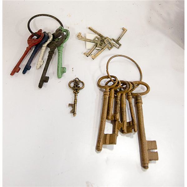 TRAY OF OLD HEAVY SKELETON KEYS