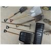 Image 2 : 6 Yard Tools - 5 Shovels, Spades & hoe