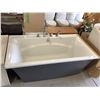 Image 1 : NEW Floor Model Acrylic Bathtub (35 1/in x 65 1/2in)