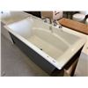 Image 3 : NEW Floor Model Acrylic Bathtub (35 1/in x 65 1/2in)