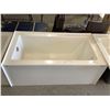 Image 1 : NEW Floor Model Altrek Tub (31 1/2in x 59 1/2in)