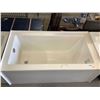 Image 2 : NEW Floor Model Altrek Tub (31 1/2in x 59 1/2in)
