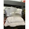 Image 1 : Life Comfort Throw Pillows and Blanket Set