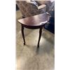 Image 1 : MAHOGANY FINISH D TABLE