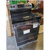 Image 1 : NEW BLACK STAINLESS CERAMIC GLASS TOP RANGE, WITH 5 ELEMENTS, ONE EXPANDABLE, RETAIL $1,199 NEW, NEV
