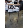 Image 8 : 2 PLANTER STANDS AND ARTIFICIAL PLANT