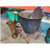 Image 2 : LOT OF METAL PLANTERS AND PLANTER STAND