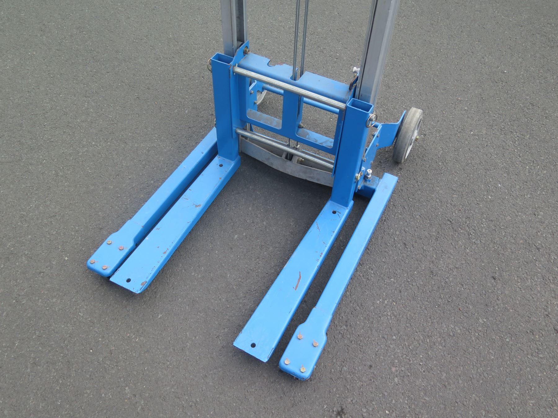 Genie Lift GL8, Easy CrankUp Lift, Max Height 10' 5", Max Weight 400