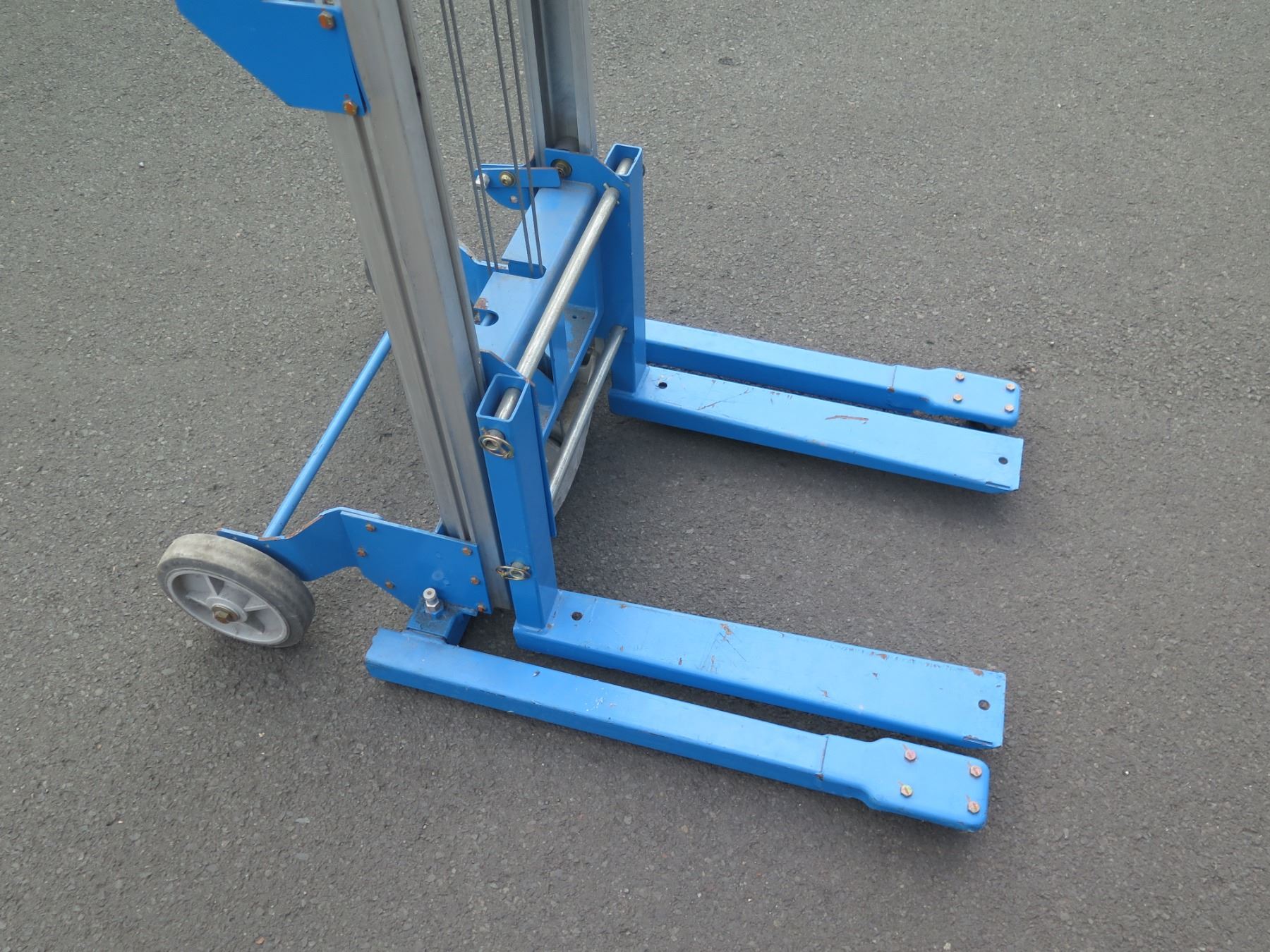 Genie Lift GL8, Easy CrankUp Lift, Max Height 10' 5", Max Weight 400 lbs