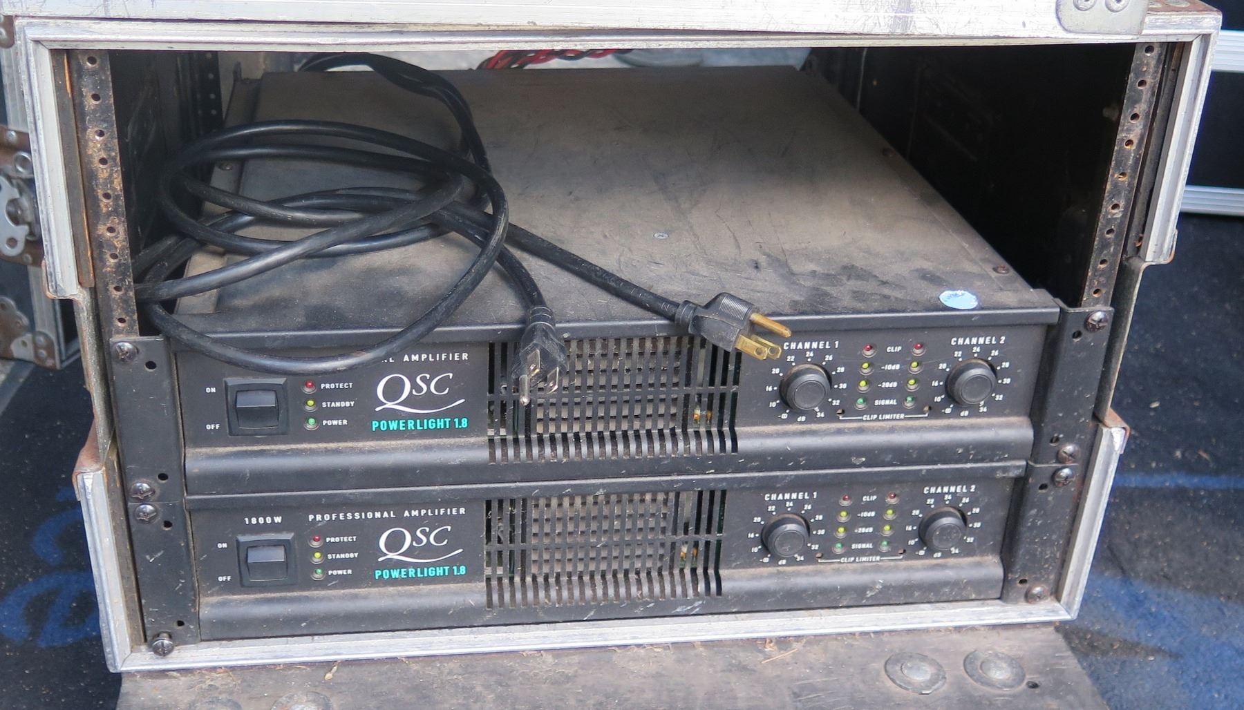 2 QSC PowerLight 1.8 Amps in Rolling ATA Rack, 650 watts per ch @4ohms ...