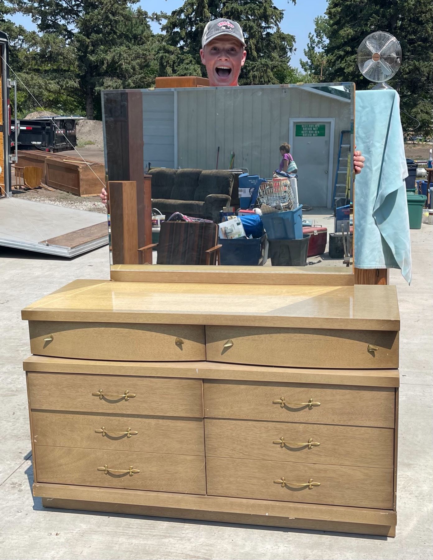 MID-CENTURY MODERN BASSETT FURNITURE INDUSTRIES SIX DRAWER DRESSER WITH MIRROR - Cornerbids MID-CENTURY MODERN BASSETT FURNITURE INDUSTRIES SIX DRAWER DRESSER WITH MIRROR - Cornerbids