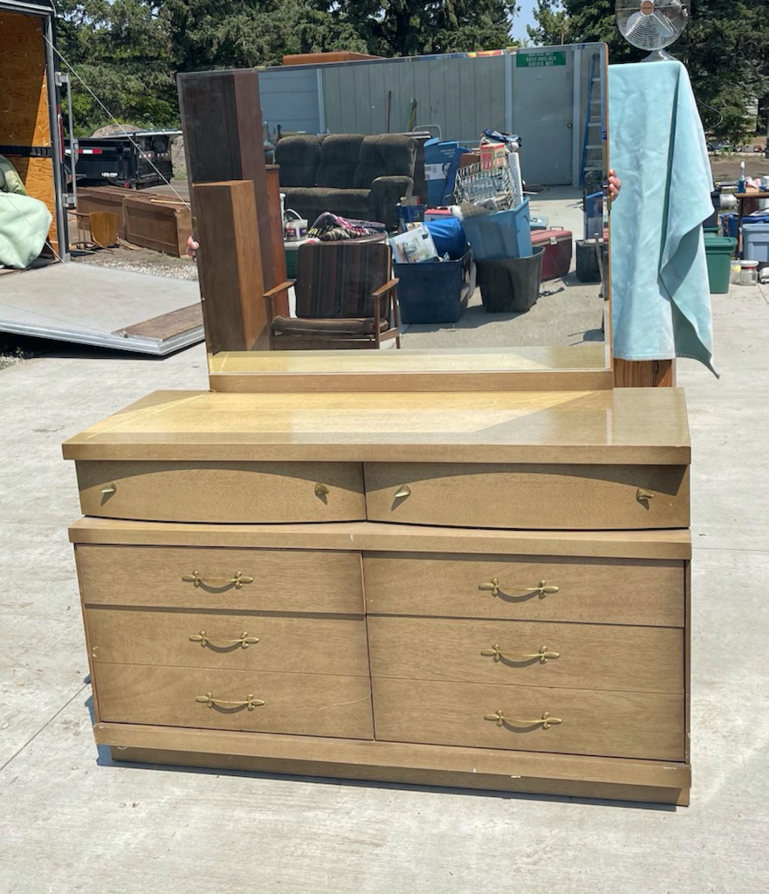 MID-CENTURY MODERN BASSETT FURNITURE INDUSTRIES SIX DRAWER DRESSER WITH MIRROR - Cornerbids MID-CENTURY MODERN BASSETT FURNITURE INDUSTRIES SIX DRAWER DRESSER WITH MIRROR - Cornerbids