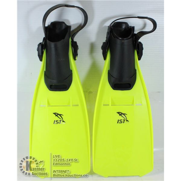 PAIR OF LIME GREEN IST PROLINE SIZE 34-37 FLIPPERS