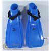 Image 1 : PAIR OF BLUE IST SIZE MEDIUM FLIPPERS