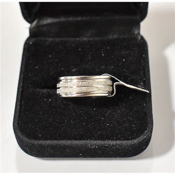 NEW STAINLESS STEEL RING SIZE 8, IN BLACK VELVET