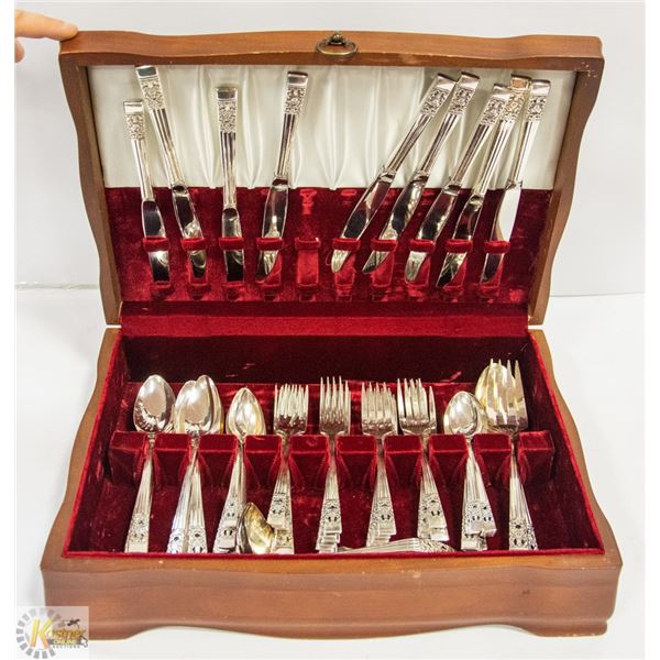 75 PC CUTLERY SET WITH RED FABRIC LINED CASE