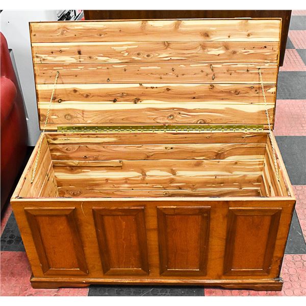 ESTATE WOODEN CEDAR LINED CHEST