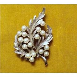 LOVELY SILVER TONE BROOCH #1956524