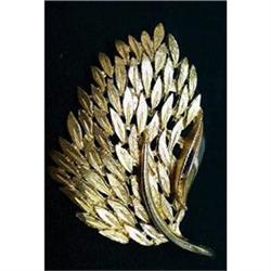 STUNNING GOLD TONE LEAF BROOCH  #1956532