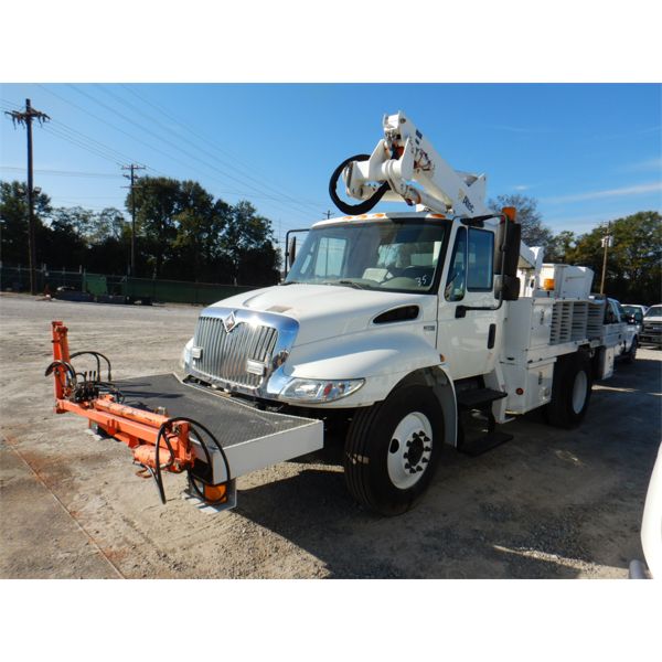 2013 INTERNATIONAL 4300 DURASTAR SIGN / Bucket Truck