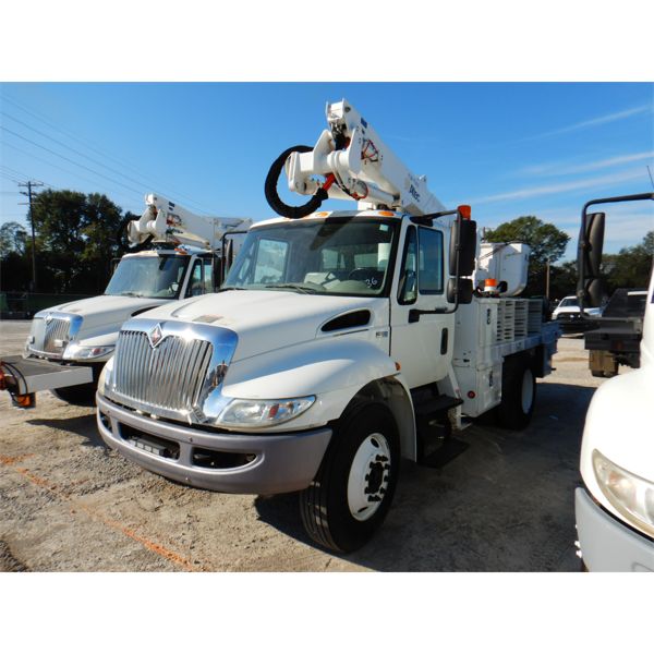 2013 INTERNATIONAL 4300 DURASTAR SIGN / Bucket Truck