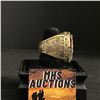Image 2 : LOS ANGELES LAKERS 2020 "JAMES" CHAMPIONSHIP REPLICA RING "KOBE THIS IS FOR YOU" (ref#424)