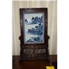 Image 1 : BLUE & WHITE TABLE SCREEN W/HIGHLY CARVED BASE