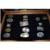 Image 1 : COLLECTION OF HAWAIIAN MEDALLIONS & BELT BUCKLES (15 PCS)
