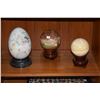 Image 1 : 2 SEMI-PRECIOUS STONE ORBS & ETCHED MARBLE EGG ON MARBLE STAND (3 PCS)