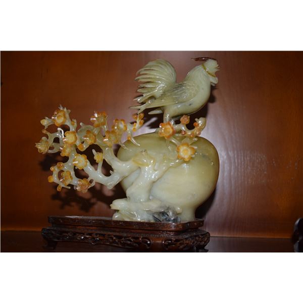 AGATE VASE W/JADE CHICKEN LID (8 1/2" H)