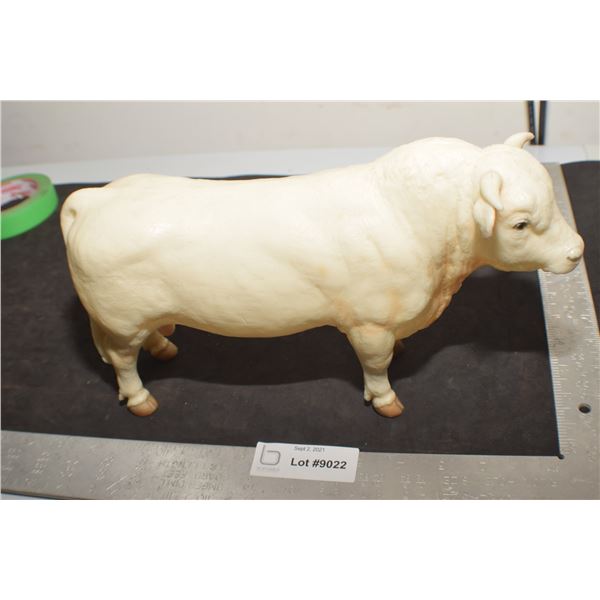 LARGE VINTAGE PLASTIC BULL - 13"L x 7"T - SCARCE CHAROLAIS