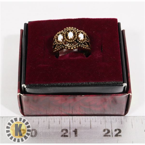 1 FASHION RING IN CASE