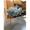 Image 10 : CERAMIC FISH DƒCOR ON STAND